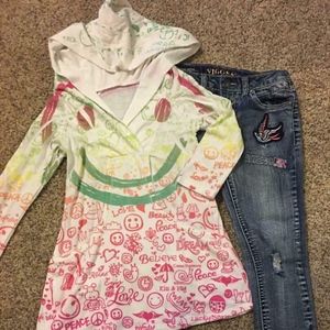 Vigoss patches jeans sz 6 and PEACE/LOVE top
